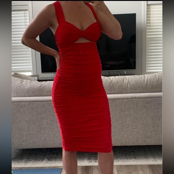 RED CUT OUT TWIST FRONT RUCHED MIDI DRESS - Picture 3 of 3